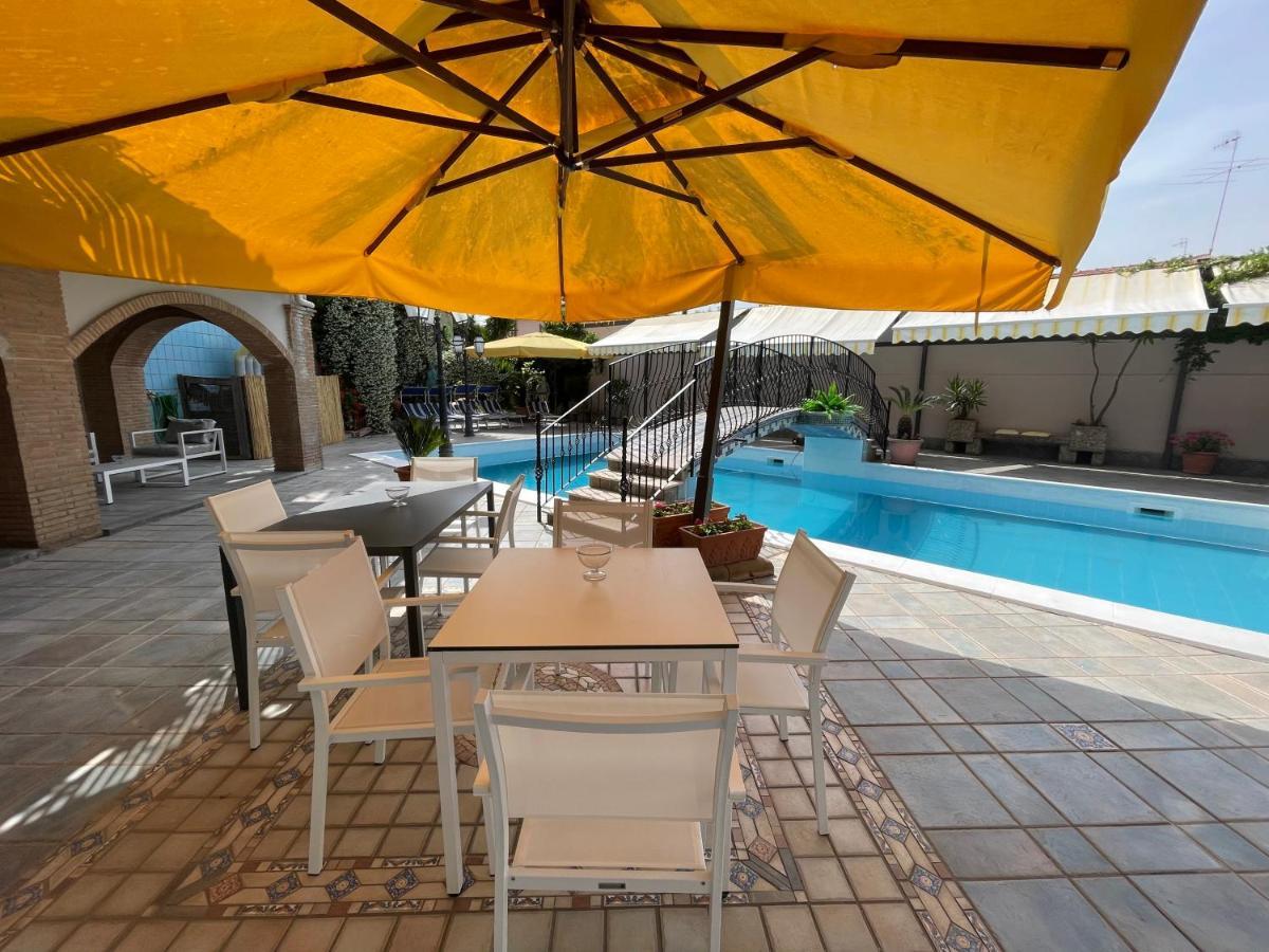 Hotel Cappuccetto Rosso Lusciano ภายนอก รูปภาพ